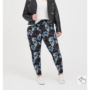 NWT TORRID PIXIE PANT - LUXE PONTE FLORAL SKULL